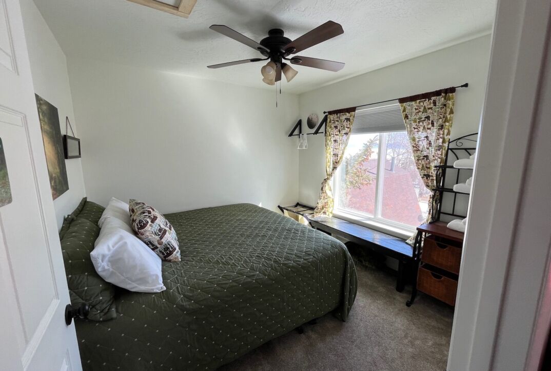A room with a ceiling fan